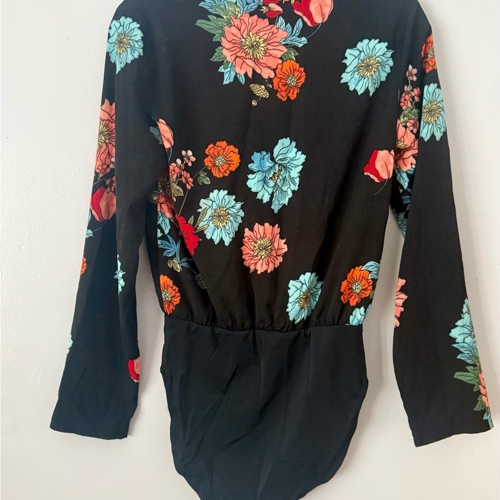 Twik ๐ฅ Vibrant Floral Pattern Top - Picture 2 of 4